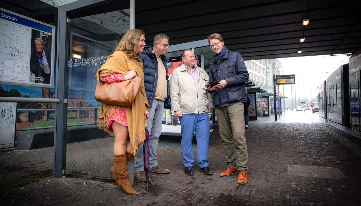 Ester Fiolet-Gankema, Koos Suurling, Tom Mostarlić en Bart van Nierop bij de tramhalte onder station Den Haag Centraal