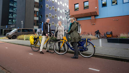René Gerrits, Claudia Röling en Linda Schoemaker op de fiets bij het CBR in Rijswijk