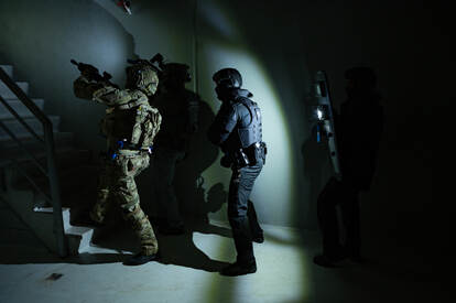 Bewapende politie en militair tijdens oefening