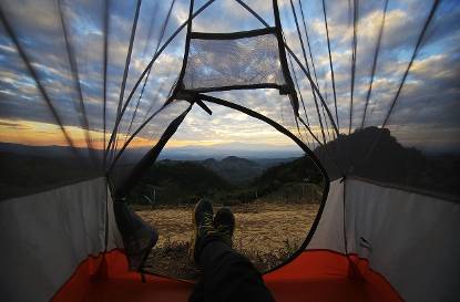Uitzicht vanuit een tent over een droge camping