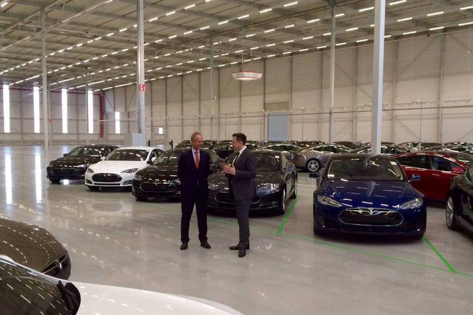minister Kamp met de directeur van Tesla