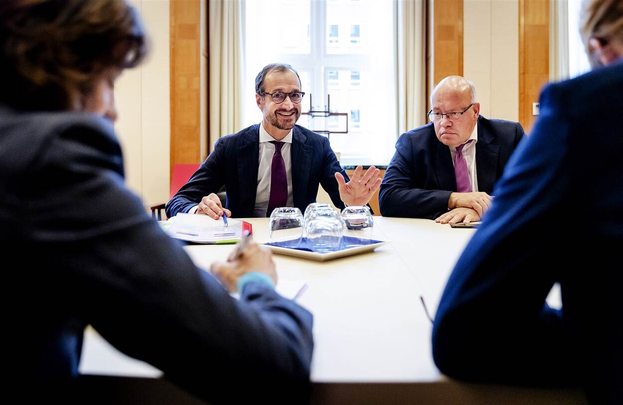 Minister Wiebes in gesprek met zijn Duitse ambtsgenoot Altmaier