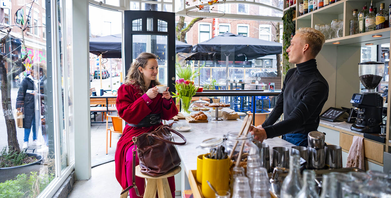 Esther Diebels aan de bar in de koffietent