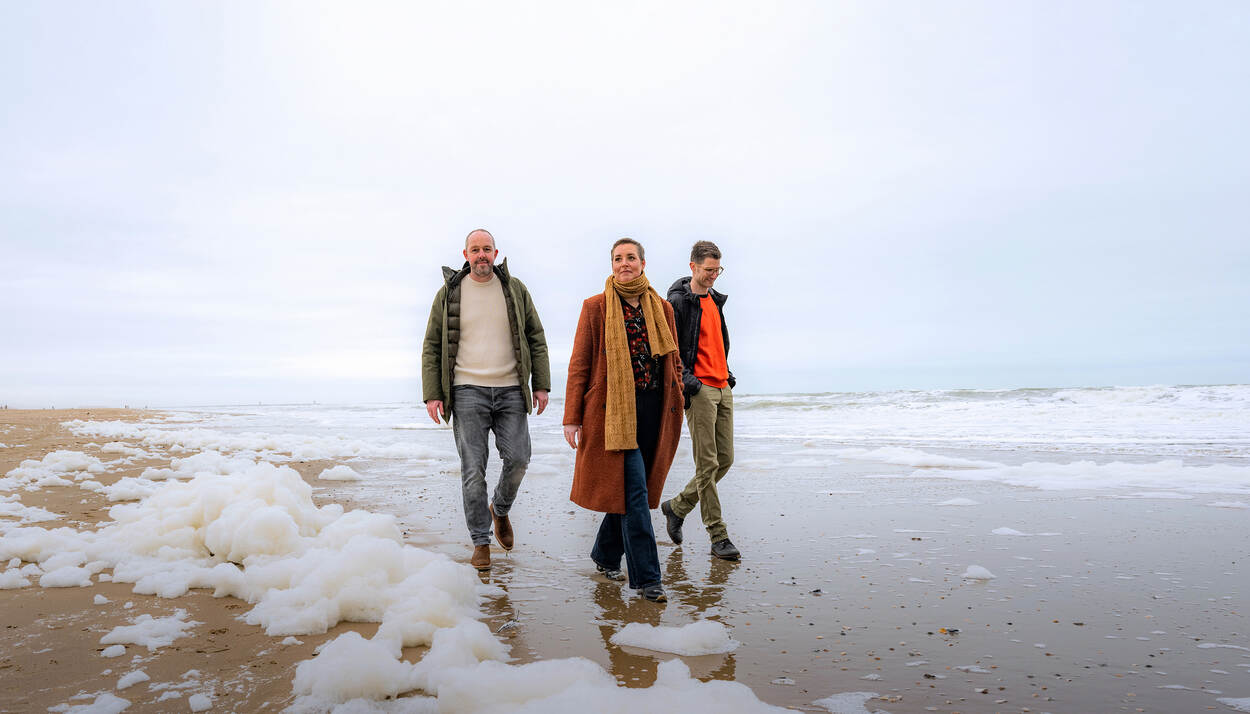 Job Pantjes, Carly Staats en Jan Pieter Helmholt op het strand van Scheveningen