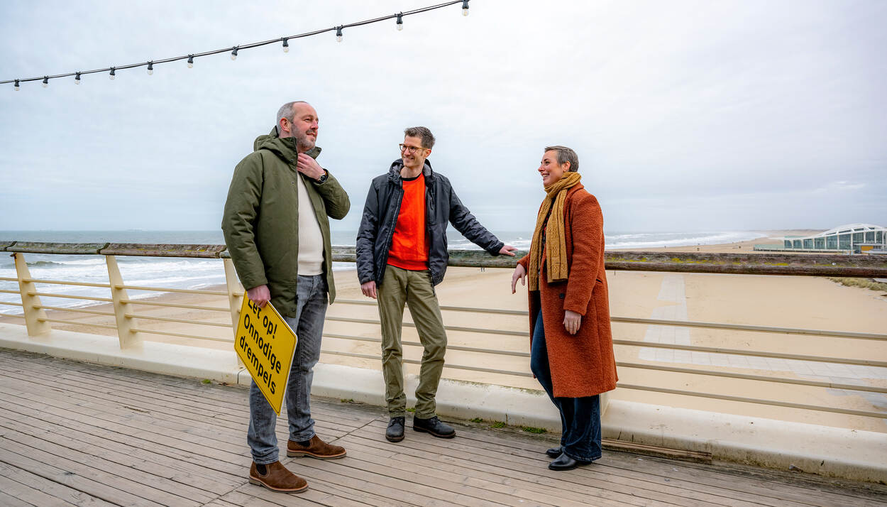 Job Pantjes, Jan Pieter Helmholt en Carly Staats op de pier van Scheveningen
