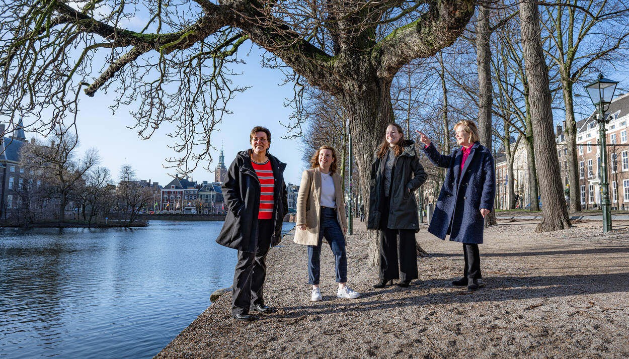 Annet van Veen, Daniëlle van Hal, Roos Molendijk en Inez Kleijs op de Lange Vijverberg in Den Haag