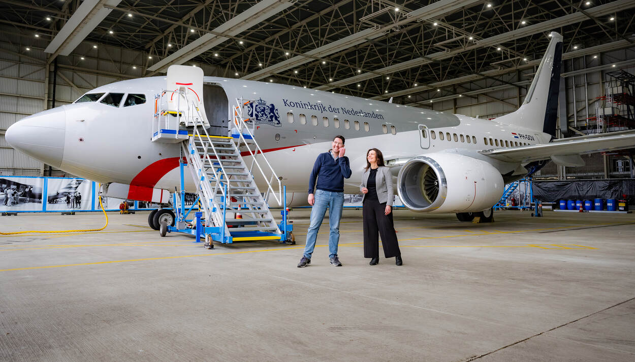 Steven van Vulpen en Yüksel Istanbullu bij het regeringsvliegtuig in een hangar op Schiphol