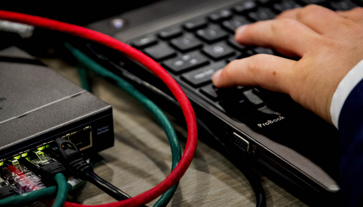 Hand op het toetsenbord van een laptop