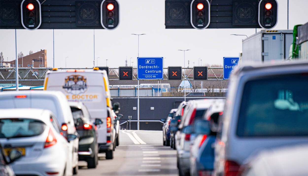 Auto's wachtend voor een rood stoplicht op de A16 ter hoogte van de Drechttunnel