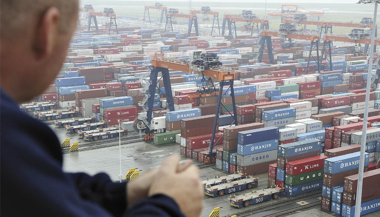 Man kijkt van bovenaf uit op de containers in de haven van Rotterdam