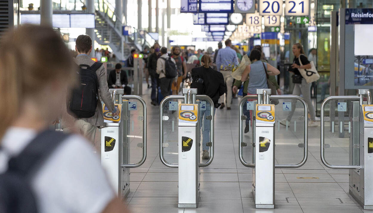 OV-toegangspoortjes op een groot treinstation in Nederland