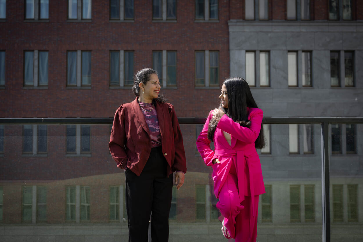 Monique en Radha praten met elkaar