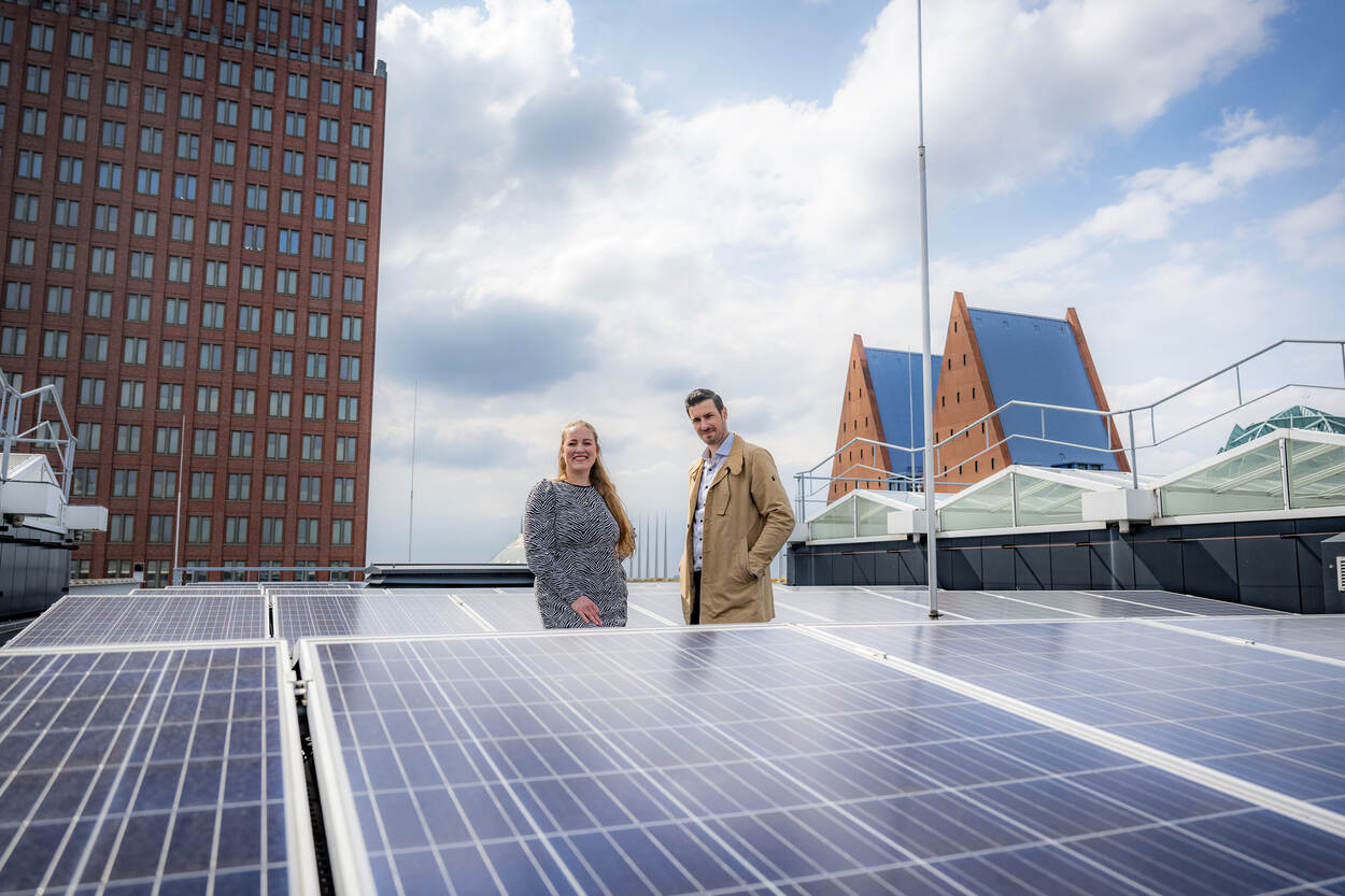 Jeroen en Merel op het dak van kantoor Rijnstraat 8