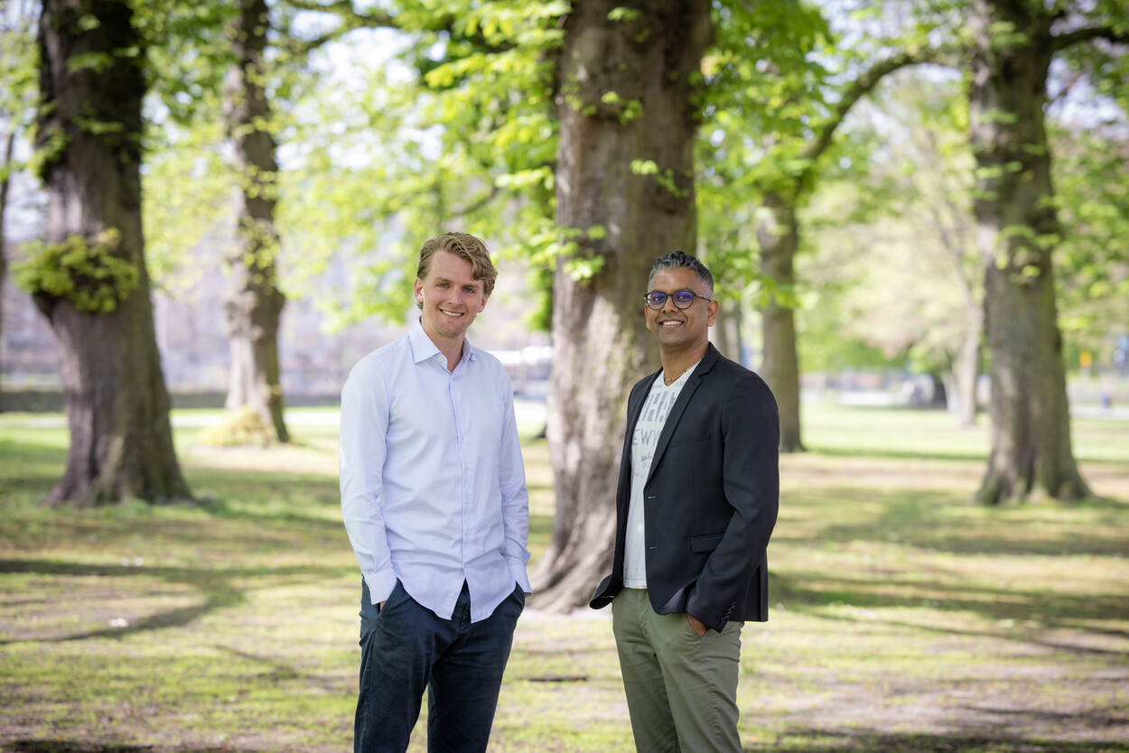 Sanjay en Daniël staan op de Koekamp in Den Haag