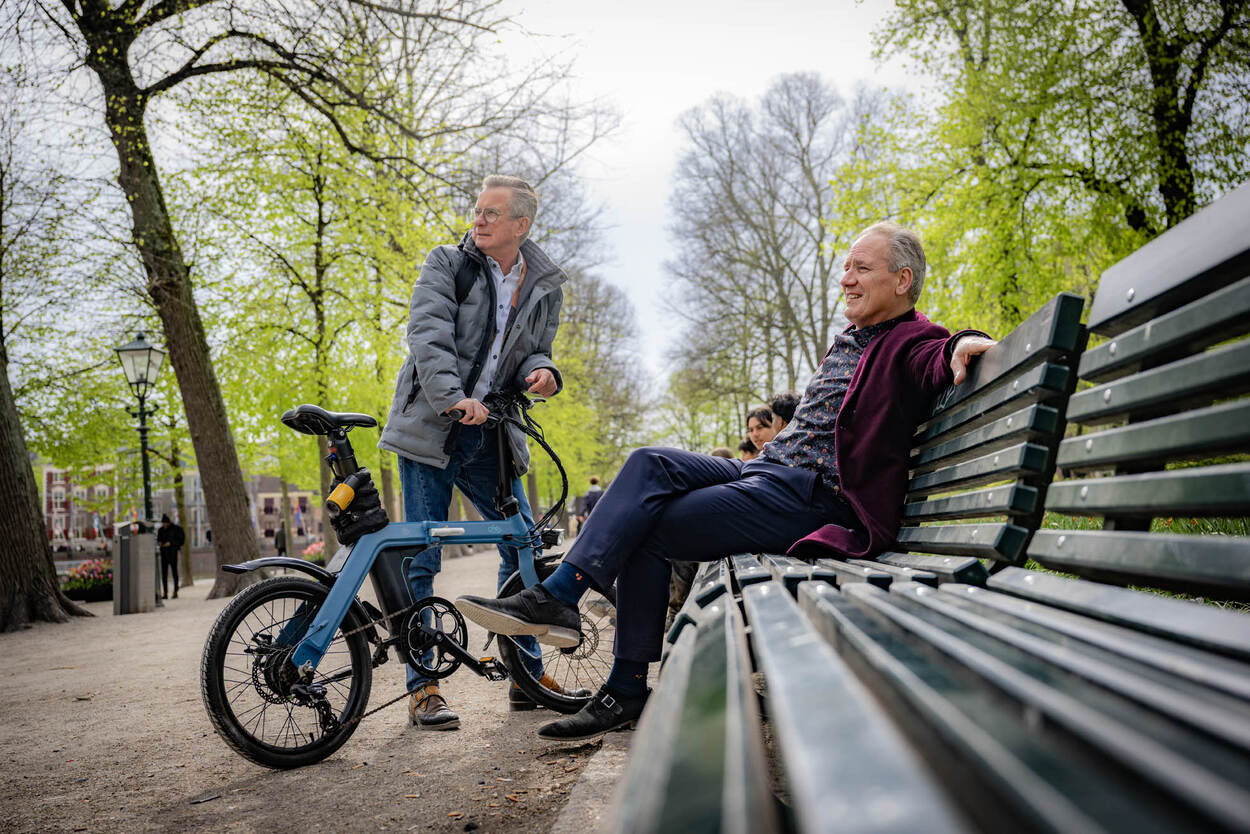 Pieter van de Sande en Erik van Bussel overleggen op een bankje