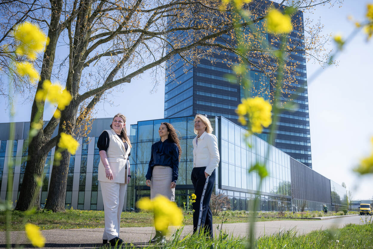 Lisa, Leslie en Anneke staan bij Rijkswaterstaat in Utrecht