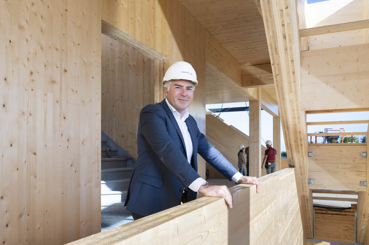 Ivo staat in het in aanbouw zijnde nieuwe kantoor van zijn bedrijf aan de A59 bij Nieuwkuijk.