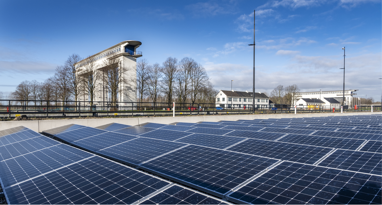 Foto van zonnepanelen bij de Prinses Beatrixsluis