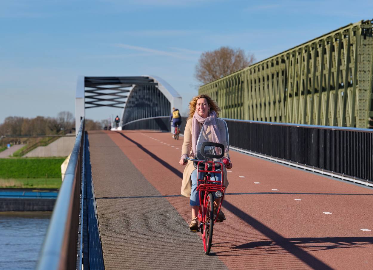 Een fiets over de fietsbrug Maasover, we zien deze in beeld samen met het andere fietsverkeer op de brug.