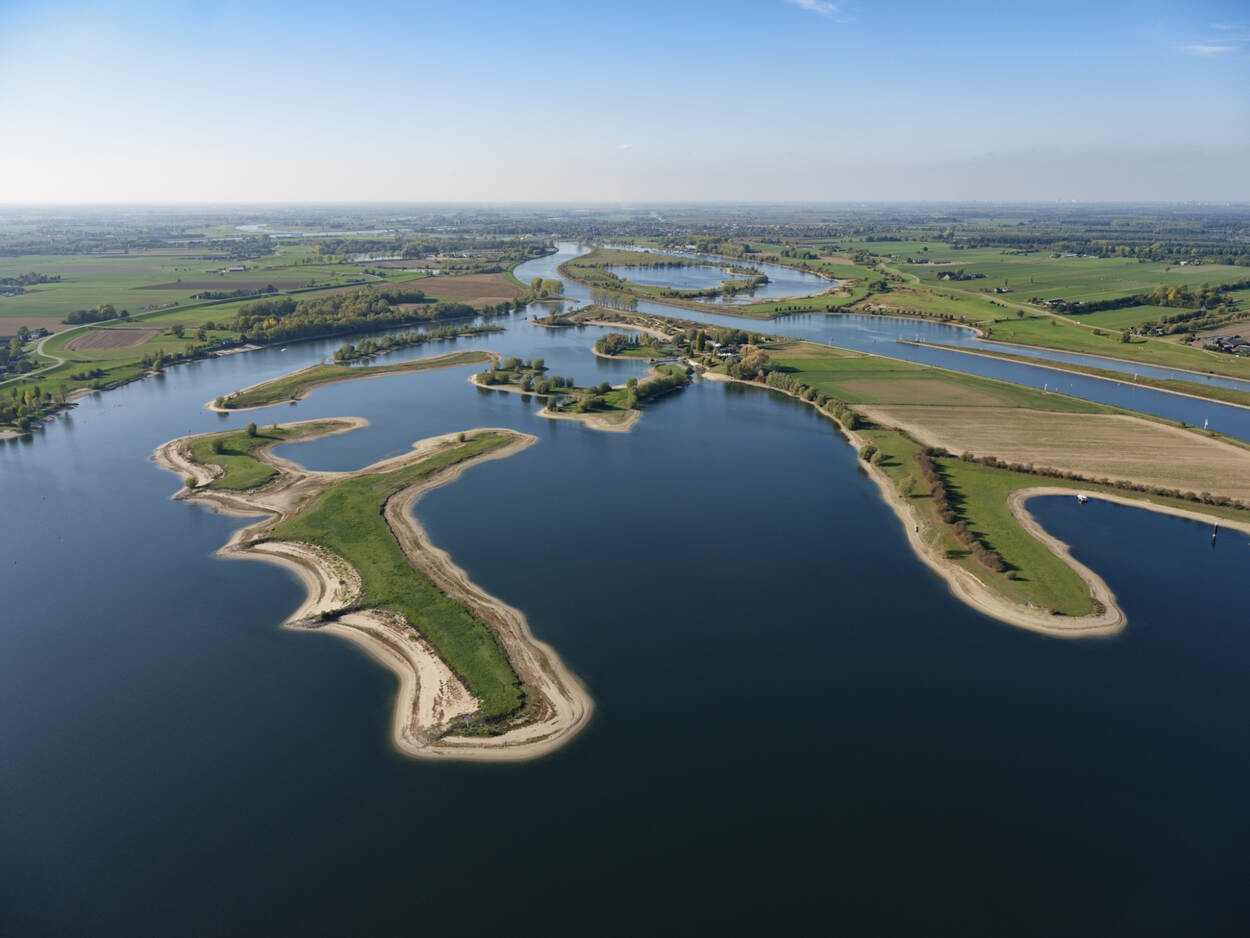 Het Eiland van Maurik is een ‘dode’ rivierarm ontstaan door de kanalisatie van de Nederrijn. Door zandwinning voor steenfabrieken groeide het uit tot een water recreatieplas.