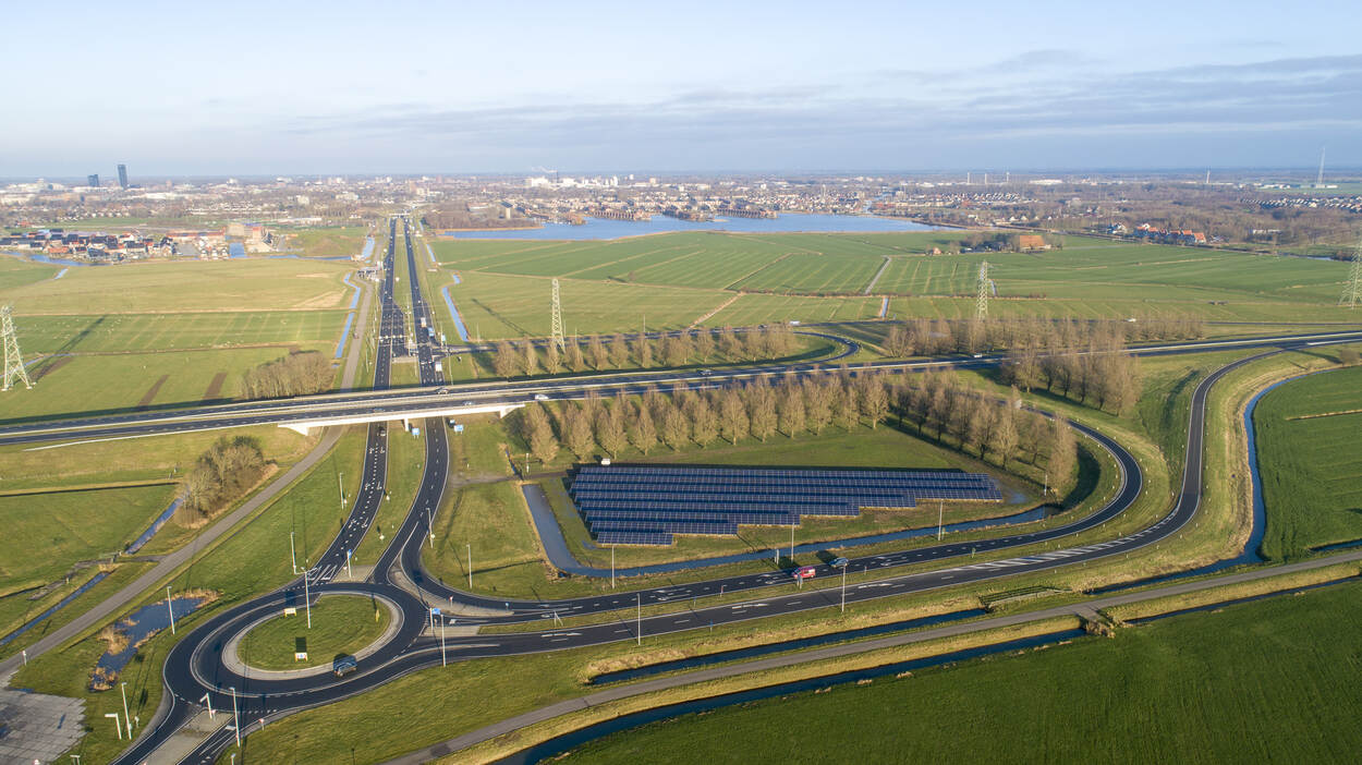 Zonnepanelen langs de snelweg bij Leeuwarden