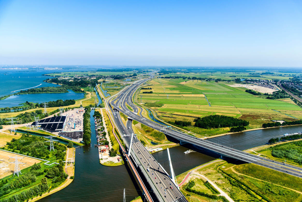 Luchtfoto genomen vanuit het westen van de twee bruggen in de A1 en de A6 over het Amsterdam-Rijnkanaal