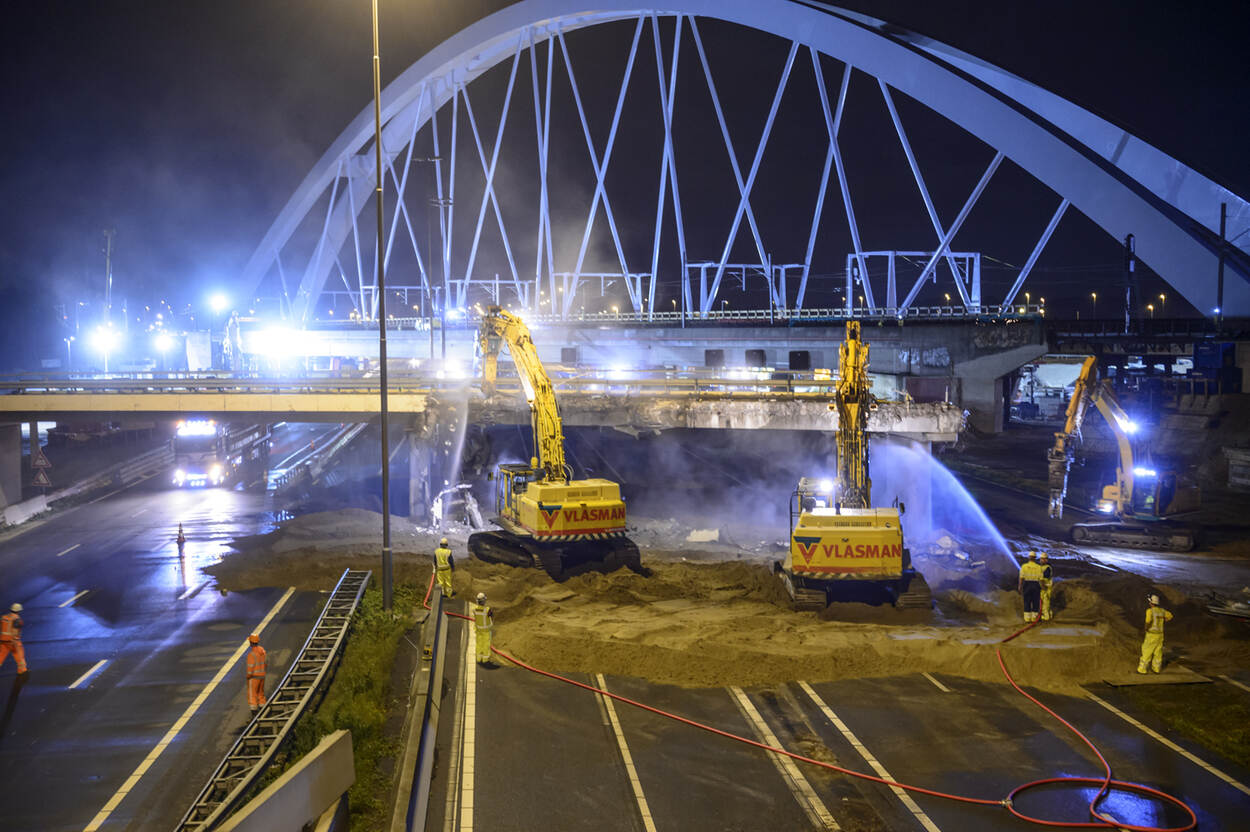 Nachtelijke werkzaamheden aan de nieuwe spoorbrug over de A1