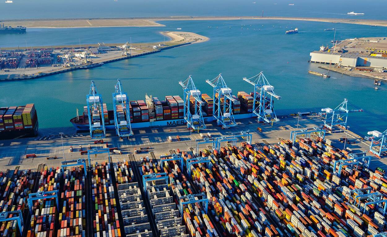 Containerterminal op de Tweede Maasvlakte vanuit de lucht gezien met de Noordzee aan het einde