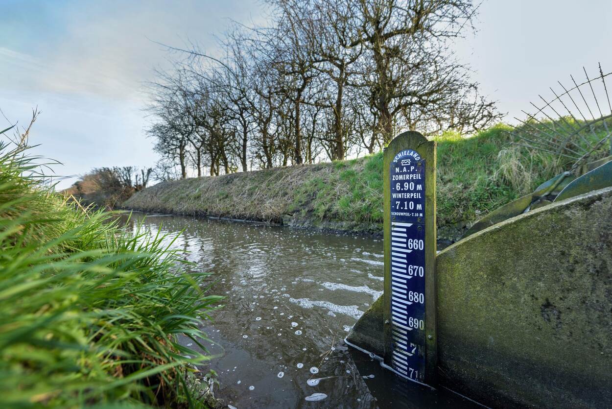 Peilstok geeft de waterhoogte aan in de Zuidplaspolder, het diepste deel van Nederland