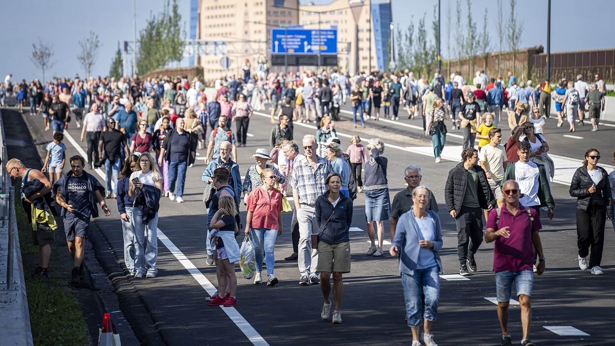 Een grote groep wandelaars op de nieuwe Zuidelijke Ringweg Groningen, de dag voor de officiële opening