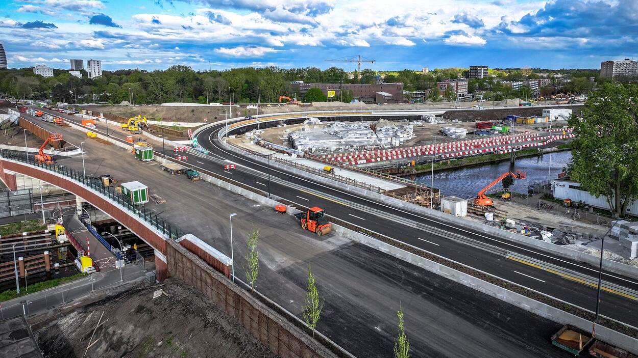 Het Julianaplein in aanbouw, met een directe afrit van de westelijke ringweg naar de A28 richting Assen