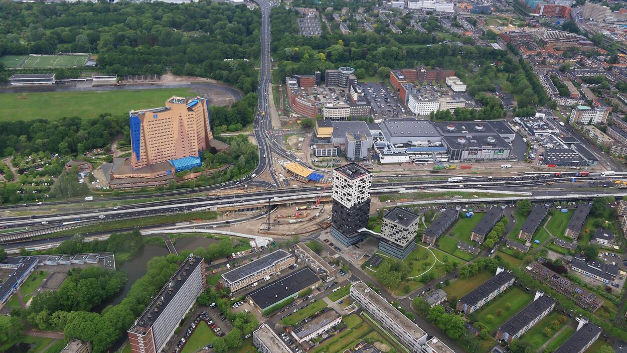 Luchtfoto van het Vrijheidsplein tijdens de verbouwing met aangrenzend het gebouw van de Gasunie