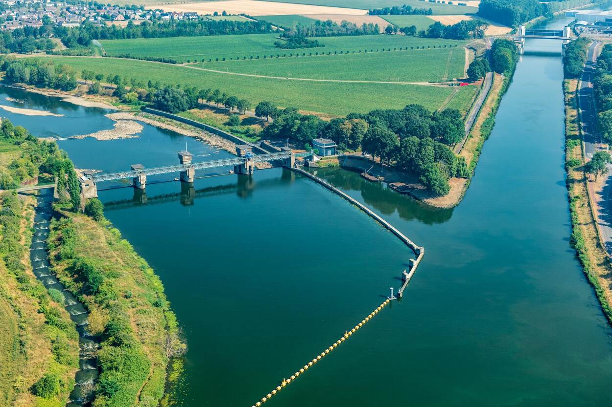 Dronefoto van de aftakking (recht) van het Julianakanaal van de Grensmaas (links)