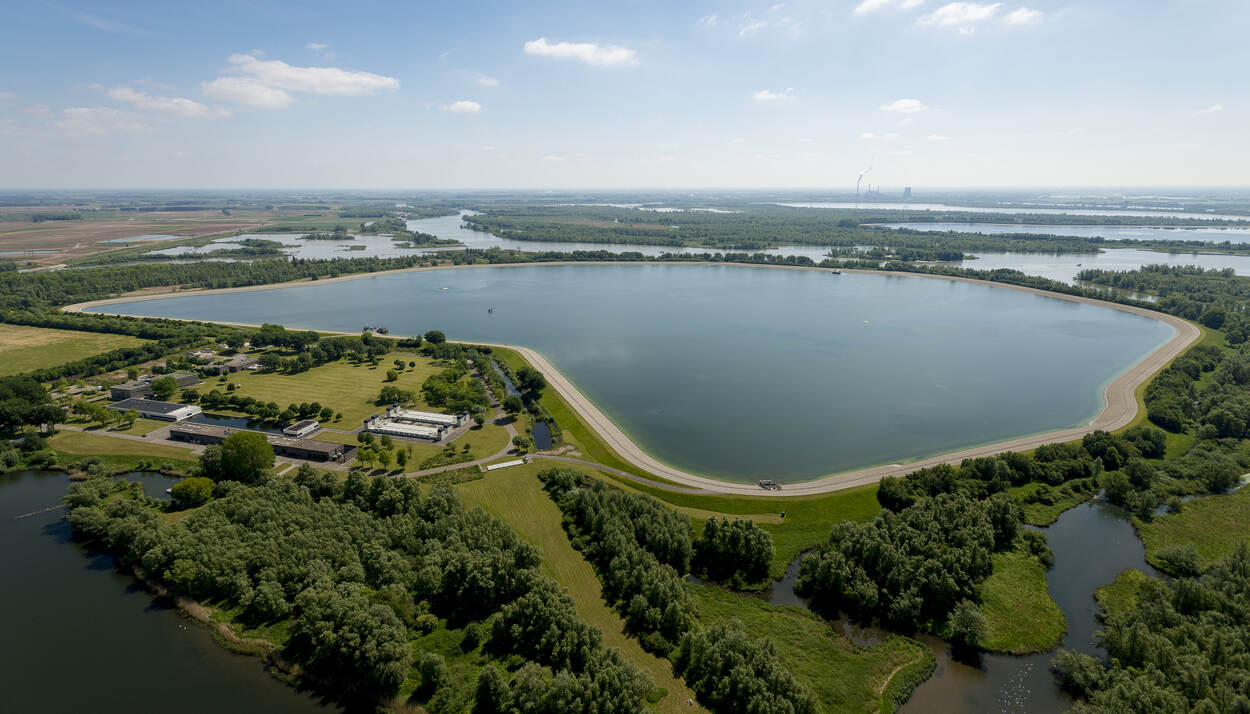 Spaarbekken Petrusplaat in de Biesbosch.