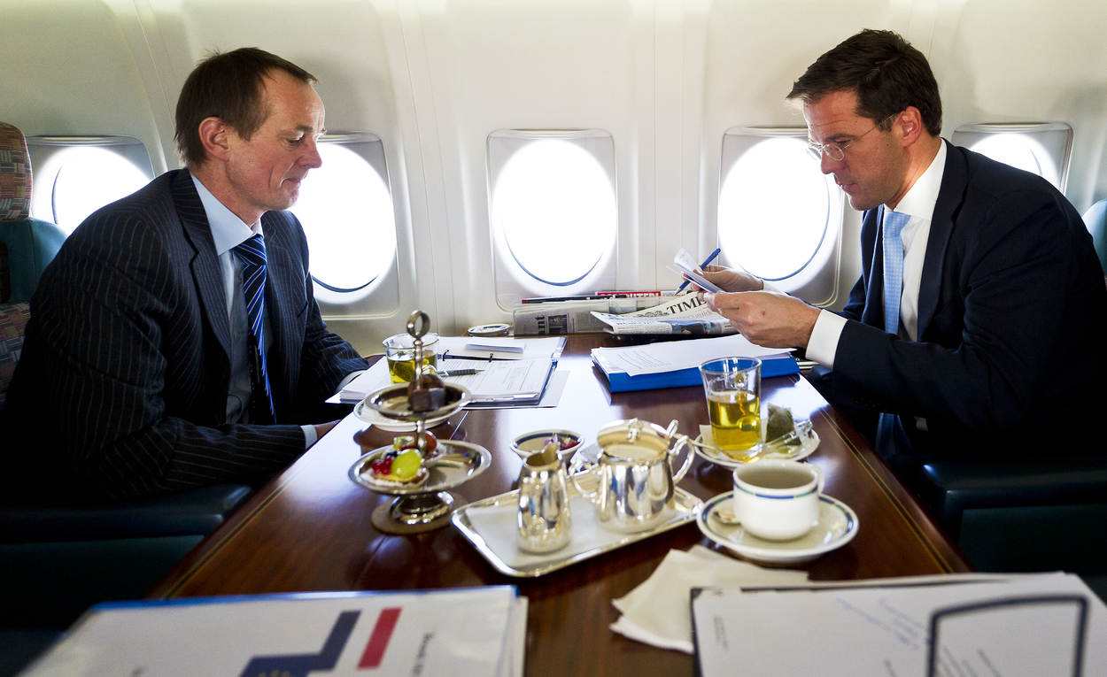 LONDEN - Premier Mark Rutte maandag in het vliegtuig op weg naar Londen voor een ontmoeting met de Britse premier David Cameron.