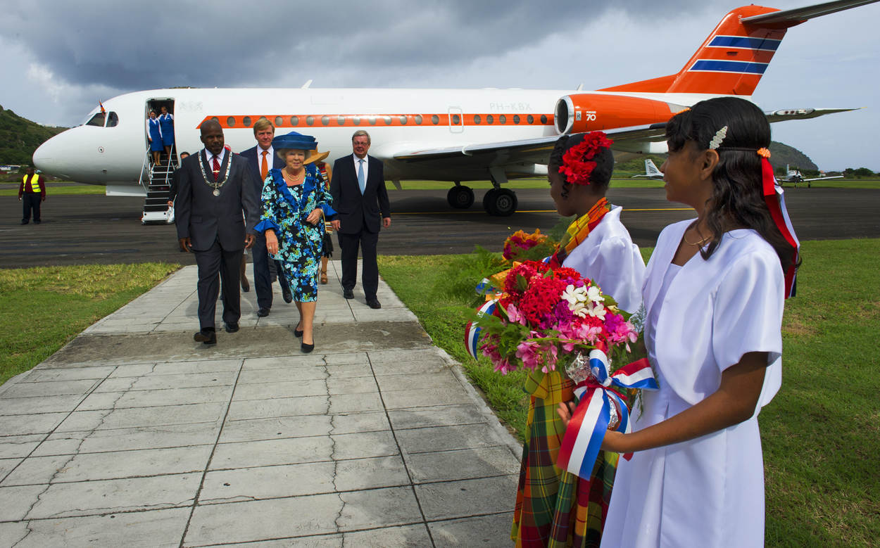 SINT EUSTATIUS - Het koninklijk gezelschap komt aan op het vliegveld van Sint Eustatius.