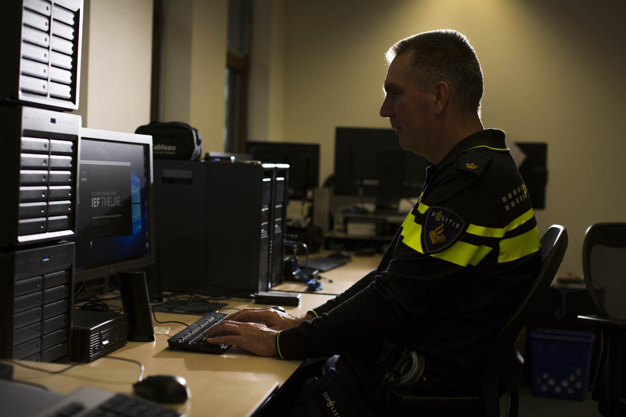 Martin Steffens, cybercrimeteam Midden-Nederland, aan het werk achter de computer