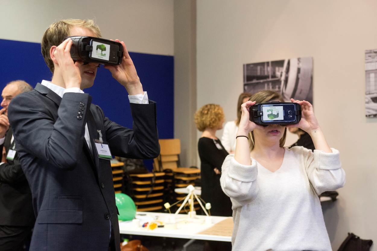 Dag van de Wetgeving, deelnemers testen VR-brillen