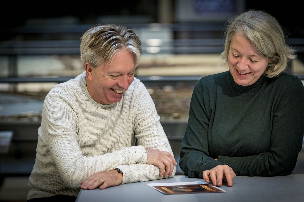 Bronswijk en Van der Zeeuw bekijken foto van Mauritsschilderij