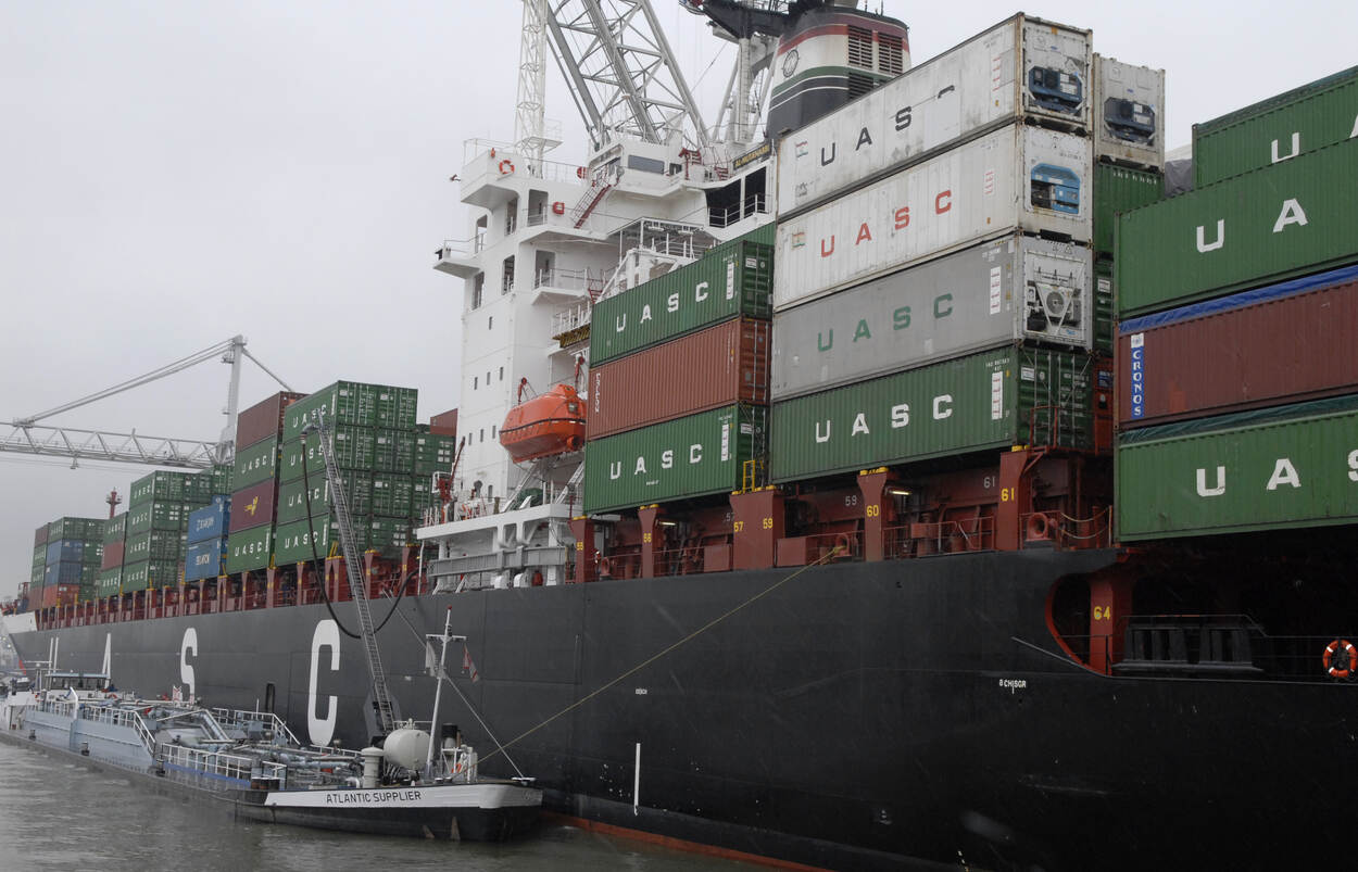 Een schip met containers in de haven van Rotterdam