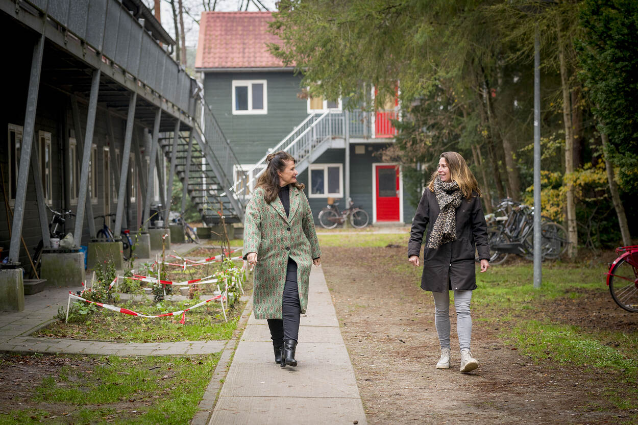 Henriette van der Klok en Floor Schalken wandelen over het terrein van azc Oisterwijk
