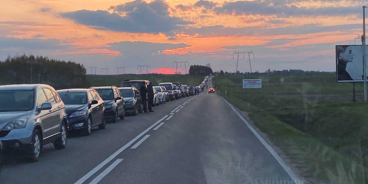 Wachtende vluchtelingen aan de poolse grens met Oekraine