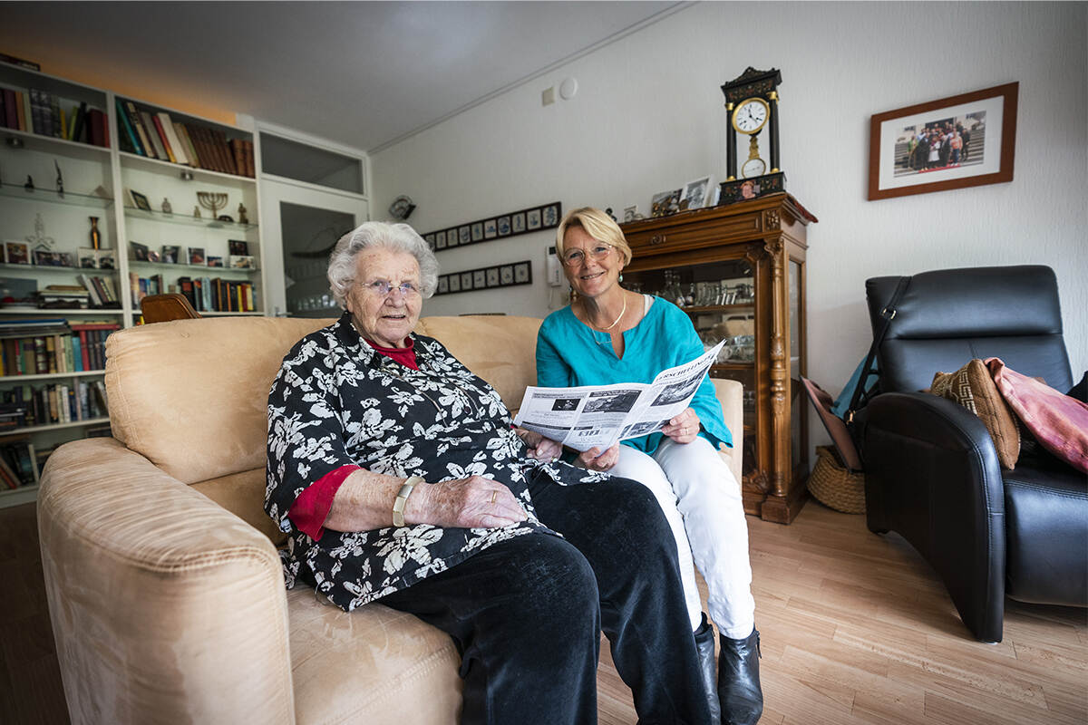 Annelies van Wouden berg op de bank bij haar moeder