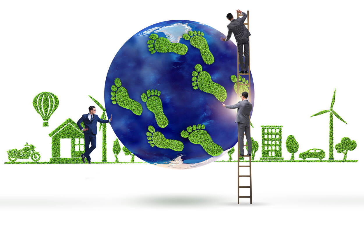 Illustratie van de aarde met groene voetafdrukken en op de achtergrond iconen van CO2 uitstoot objecten