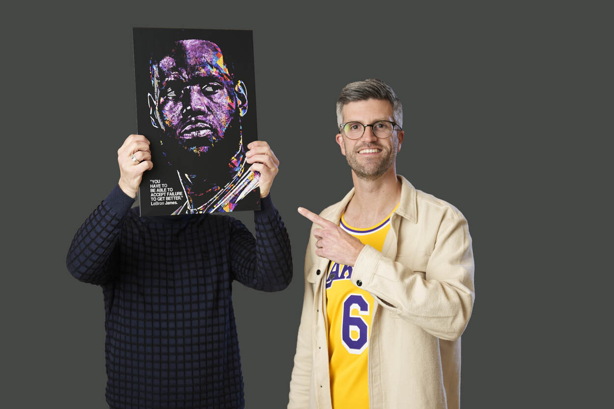 Foto van Lennart Langbroek met een portret van basketballer LeBron James in zijn handen