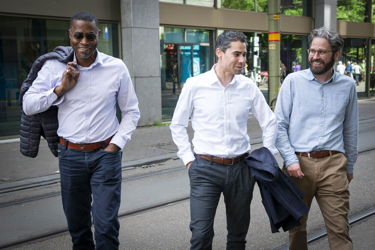 Godfrey, Yasir en Hanno lopen samen door Den Haag