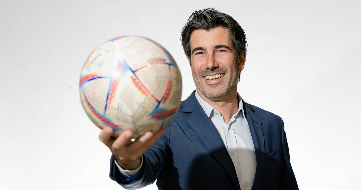 Maarten Lemmink met een voetbal in zijn hand