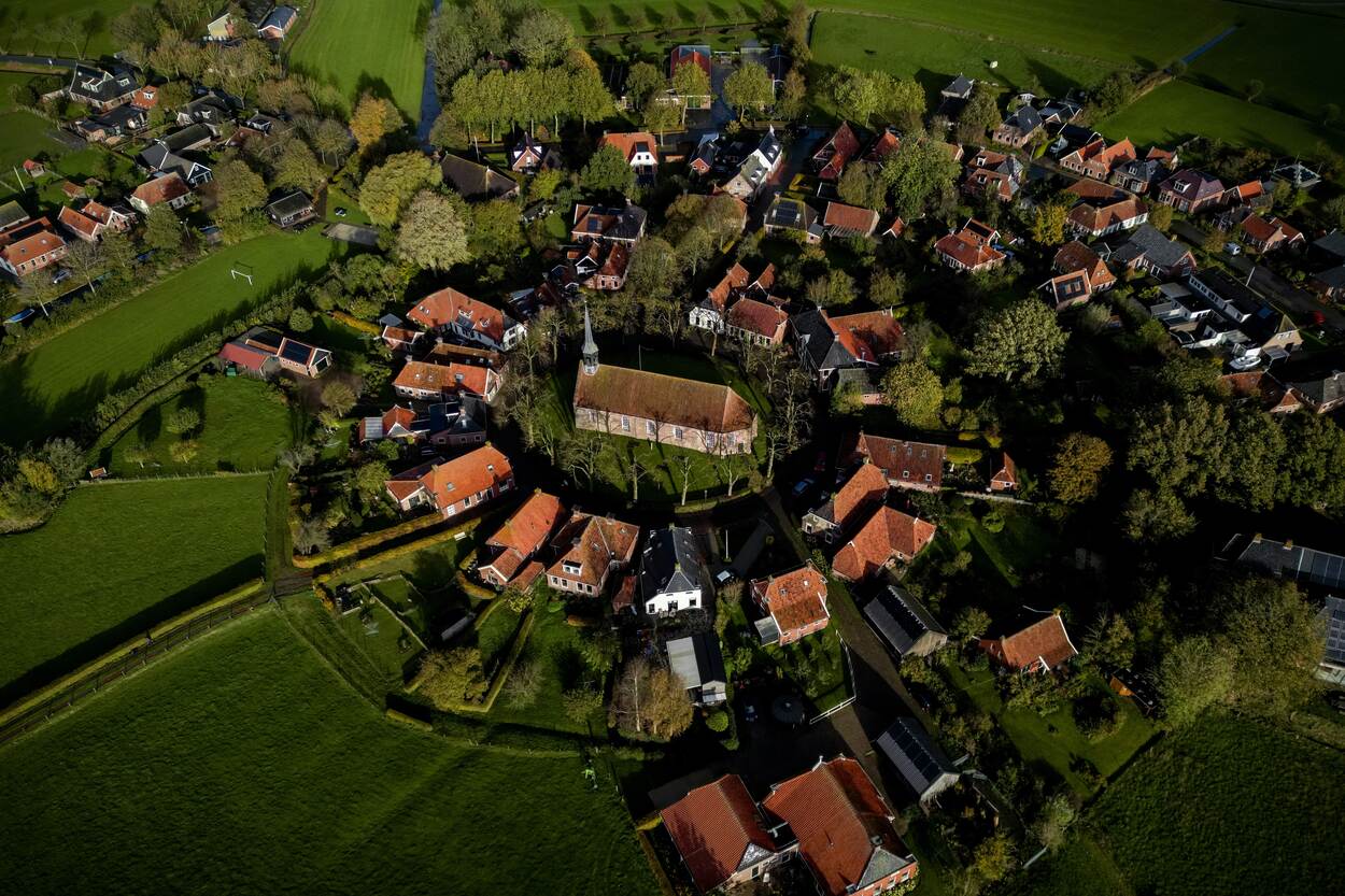Foto in vogelvlucht van een klein Nederlands dorp