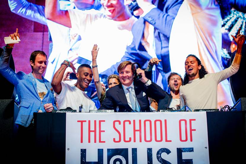 DJ's en Koning Willem Alexander aan het draaien
