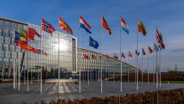 NAVO Hoofdkwartier met vlaggen